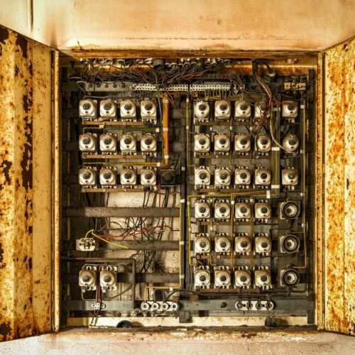 alter Sicherungskasten, der einer Elektrosanierung bedarf alter Sicherungskasten, der einer Elektrosanierung bedarf