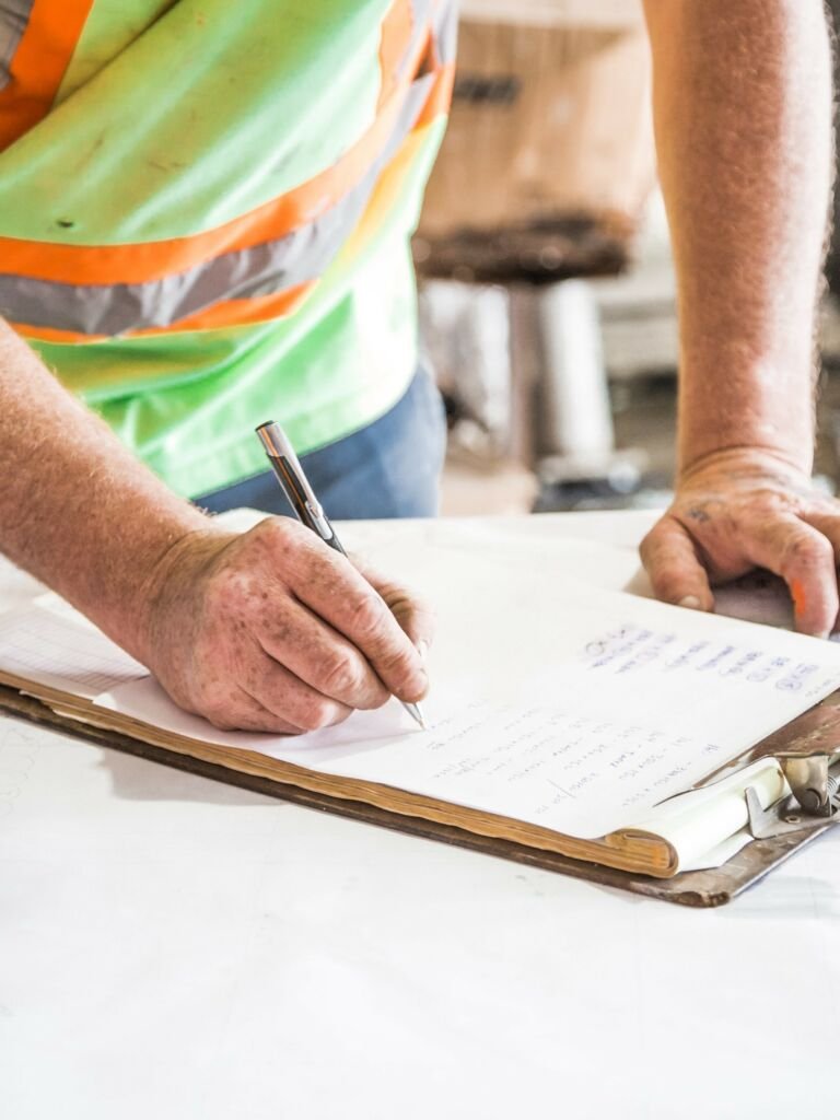 Handwerker als Organisationstalent Ablauf der Wohnungssanierung mit Handwerker abstimmen