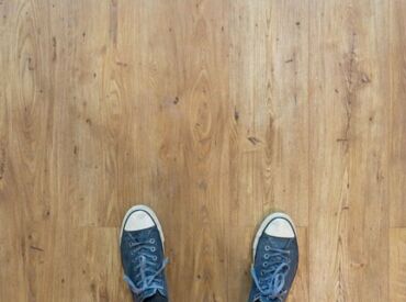 Holzboden mit Schuhen