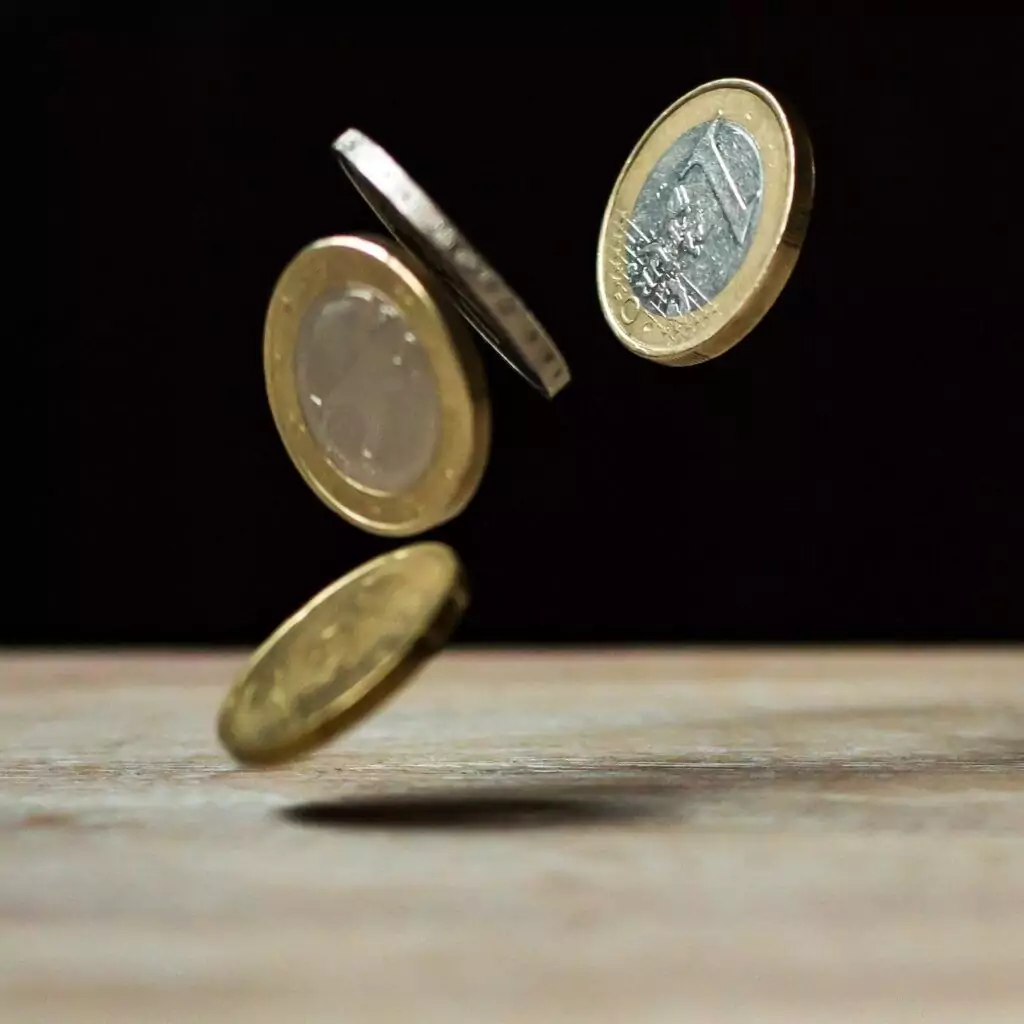 Münzen für das Budget fallen auf einen Tisch