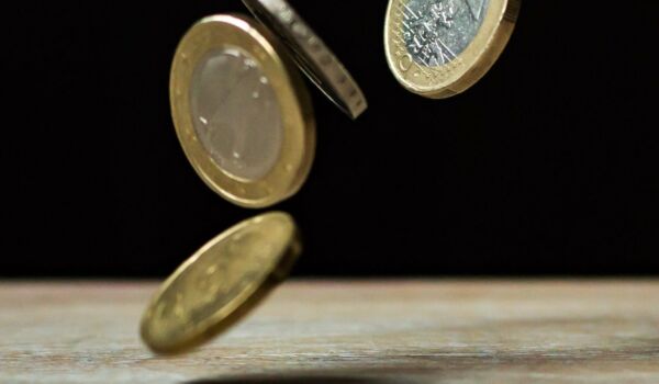 Münzen für das Budget fallen auf einen Tisch Münzen für das Budget fallen auf einen Tisch