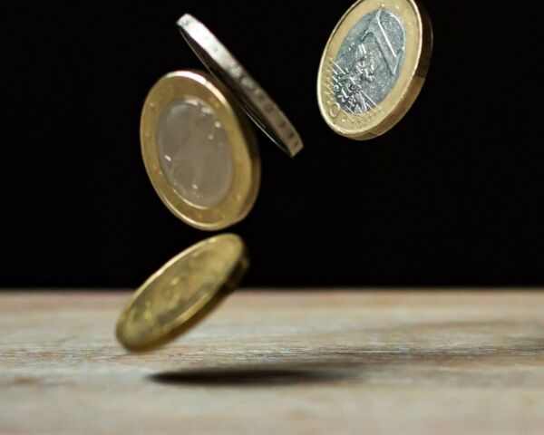 Münzen für das Budget fallen auf einen Tisch Münzen für das Budget fallen auf einen Tisch