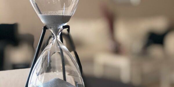 Zeit, Sanduhr Sanduhr steht für das Timing bei der Sanierung
