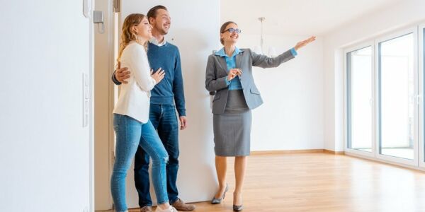 Maklerin zeigt Pärchen eine Wohnung Maklerin zeigt Pärchen eine Wohnung