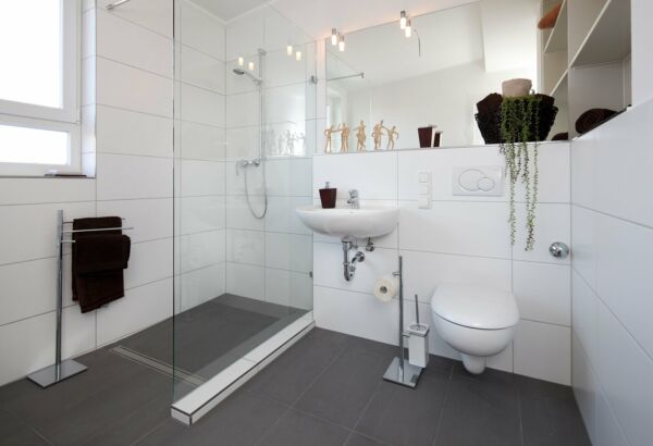 Badezimmer nach barrierefreiem Umbau mit bodengleicher Dusche und Hänge-WC