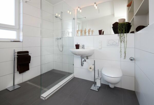 Badezimmer nach barrierefreiem Umbau mit bodengleicher Dusche und Hänge-WC Badezimmer nach barrierefreiem Umbau mit bodengleicher Dusche und Hänge-WC