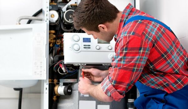 Techniker wartet Heizkessel Techniker wartet Heizkessel