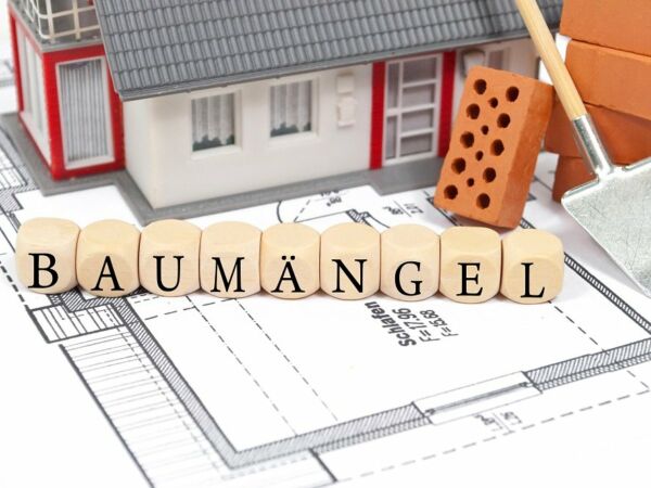 Bauplan mit Ziegelstein und Haus mit Baumängel Bauplan mit Ziegelstein und Haus mit Baumängel