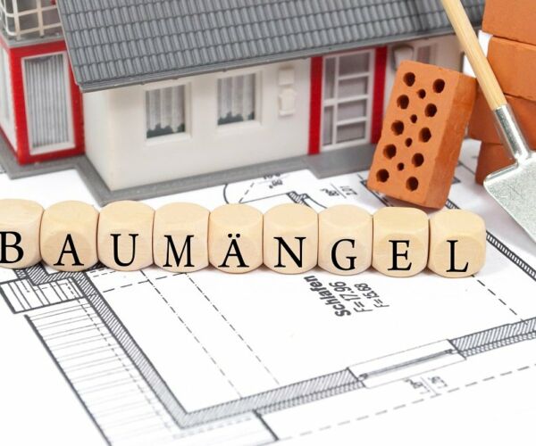 Bauplan mit Ziegelstein und Haus mit Baumängel Bauplan mit Ziegelstein und Haus mit Baumängel