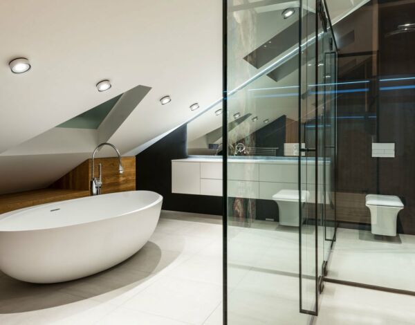 Badezimmer-im-Dachgeschoss Modernes Badezimmer im Dachgeschoss