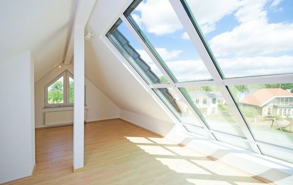Dachgeschoss Ausgebauter Dachboden mit großen Fenstern
