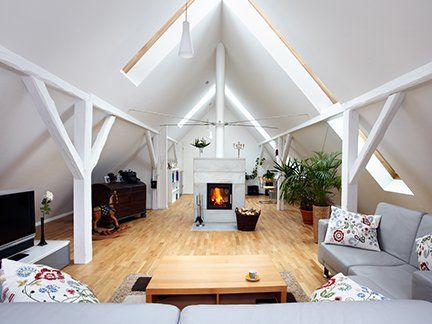 Modern ausgebauter Dachboden mit Kamin