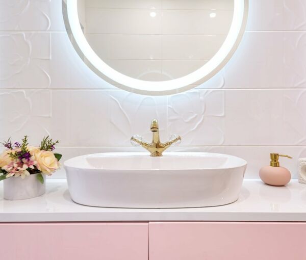 beleuchteter Spiegel in einem rosa Bad