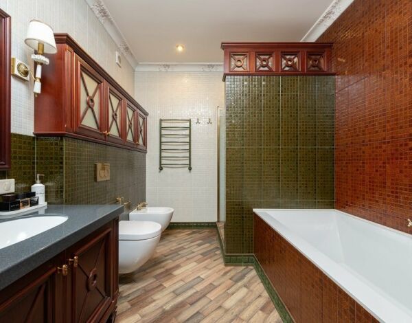 sanierungsbedürftiges Bad mit alten Fliesen in braun und grün