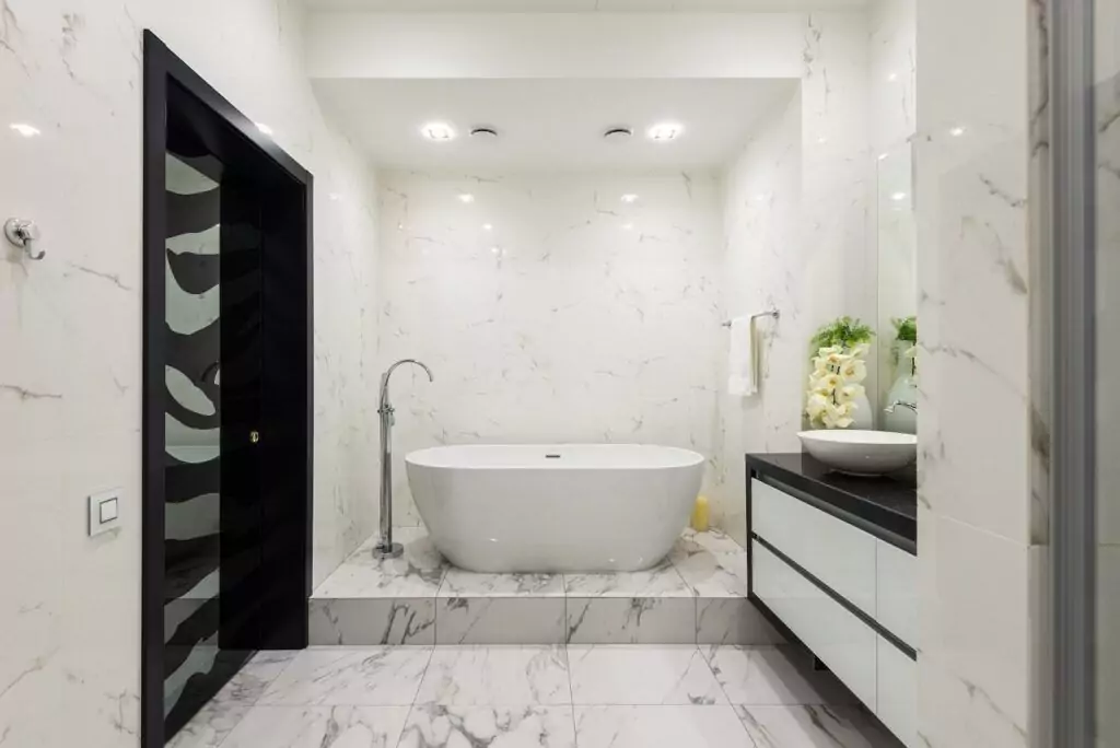 Modernes Badezimmer mit edlem Marmor