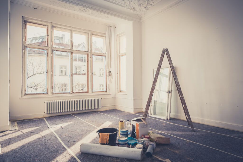 Raum im Altbau während einer Wohnungssanierung mit diversem Werkzeug
