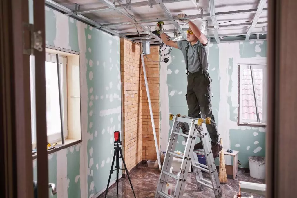 Handwerker beim Trockenbau während einer Kernsanierung