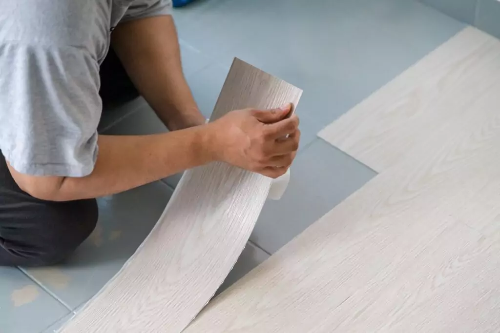 Verlegen eines Vinyl-Bodens auf Fliesen