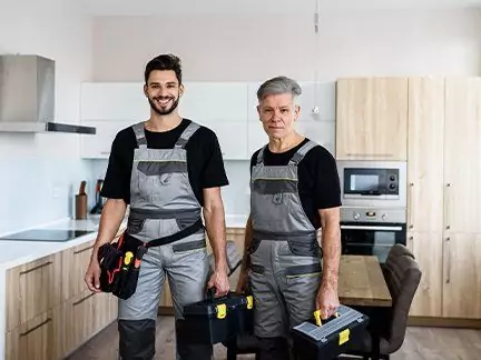 Handwerker in einer sanierten Wohnung.