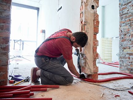 Handwerker bei der Kernsanierung einer Wohnung