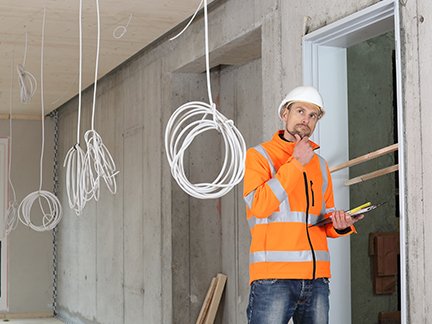Bauleiter beim Mängelmanagement auf der Baustelle.