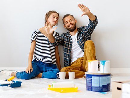 Junges Pärchen legt Sanierungsziele in einer Wohnung fest.