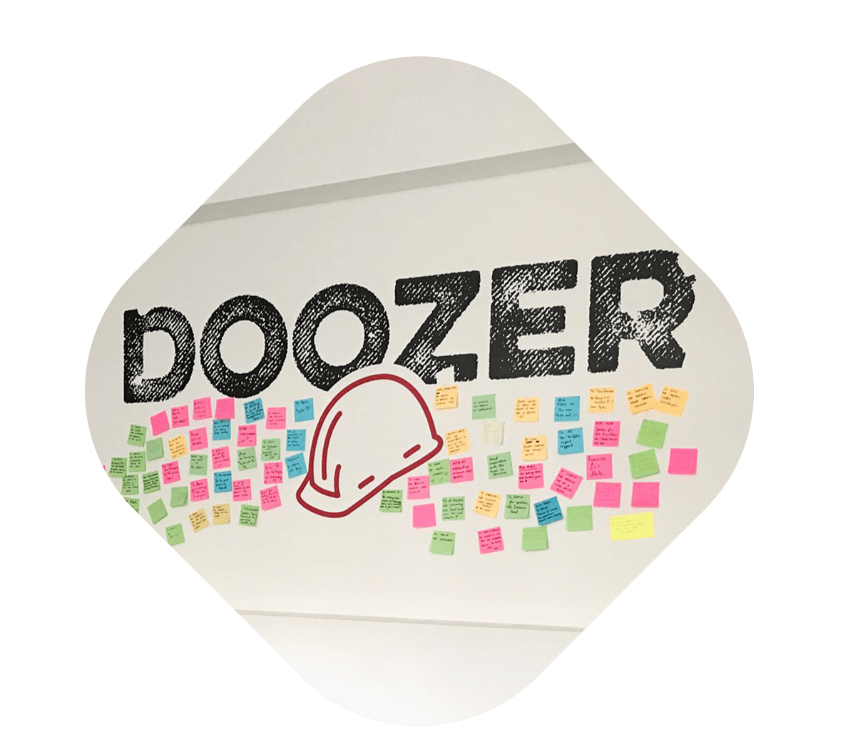 Logo auf einer weißen Wand mit Post-its