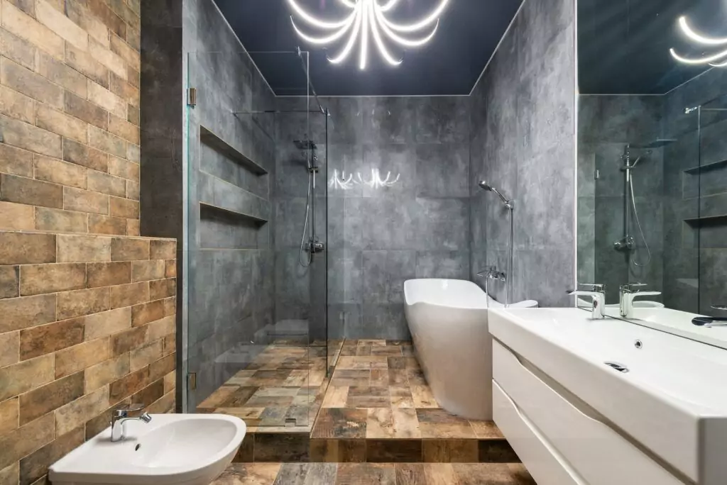 modernes Badezimmer mit dunklen Fliesen und aufregender Beleuchtung