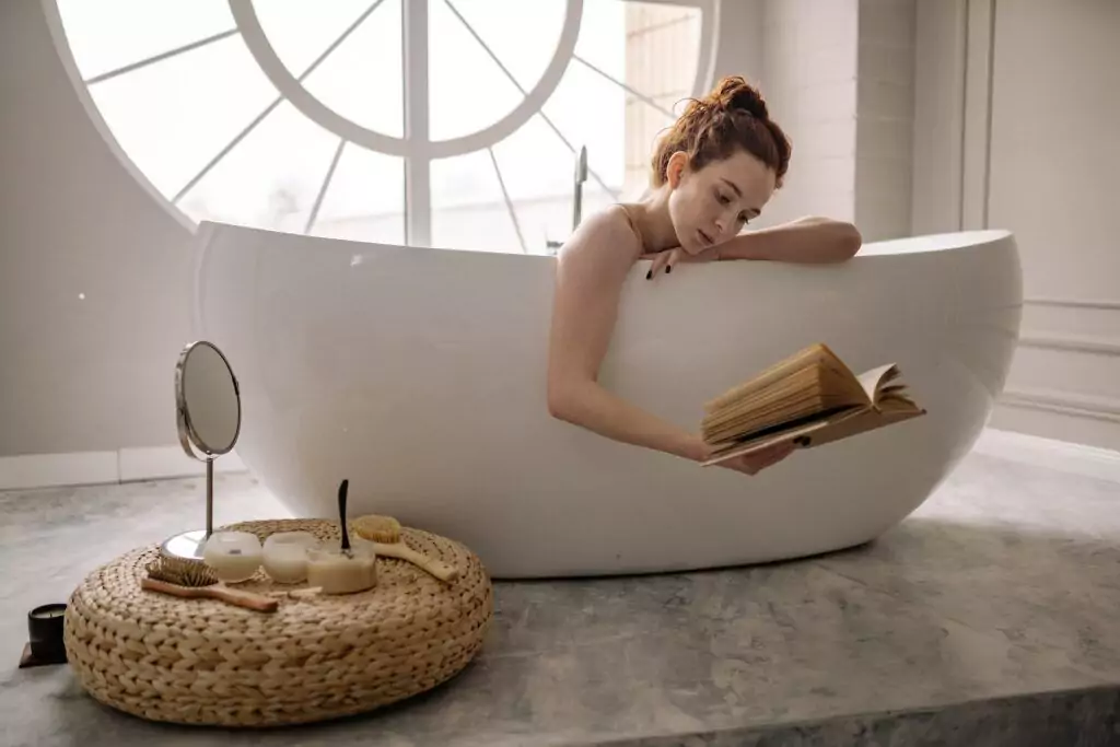 Frau liest ein Buch in einer Badwanne