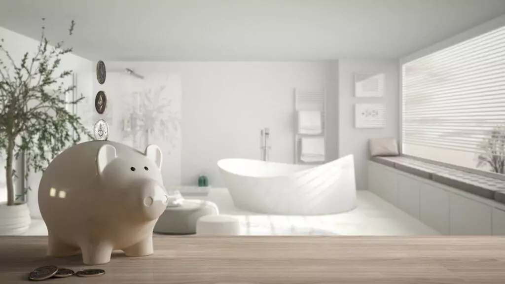 Sparschwein vor einem neuen Badezimmer