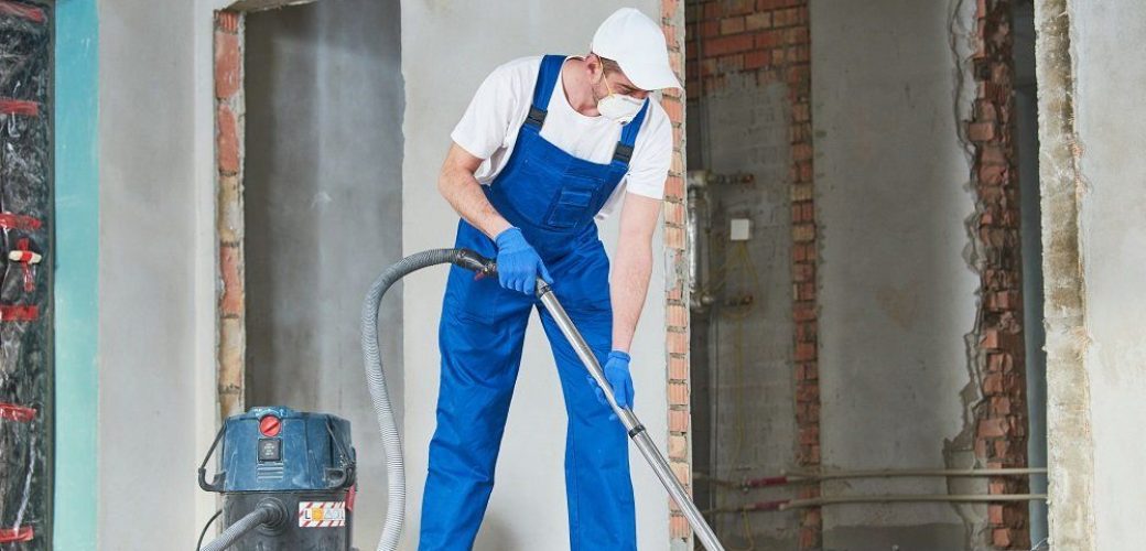 Endreinigung auf der Baustelle nach der Sanierung durch Fachkraft mit Spezialsauger