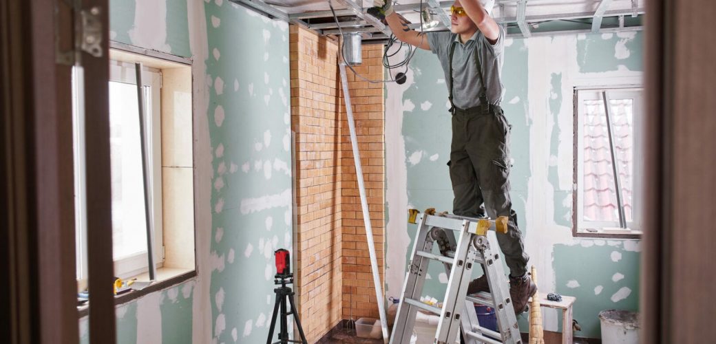 Handwerker beim Trockenbau während einer Kernsanierung