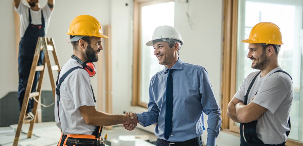 Kommunikation auf der Baustelle zwischen Auftraggeber und Handwerker.